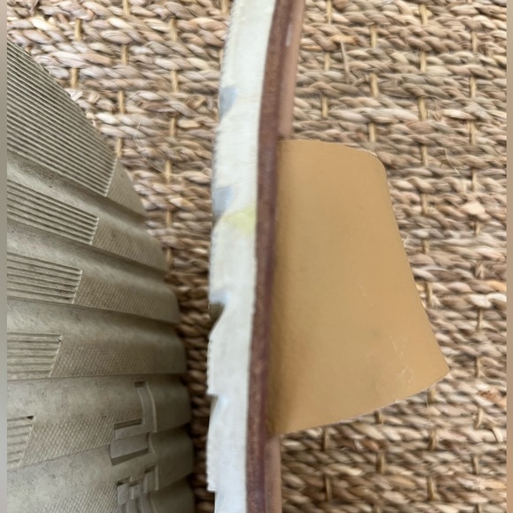 Sorel Women's Beige Cross-Strap Sandals, Size: 7 - Picture 7 of 9